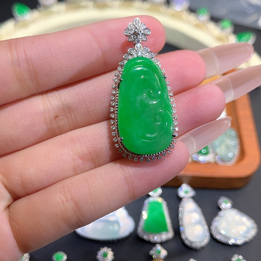 翡翠18K金镶嵌颈饰浓阳绿如意