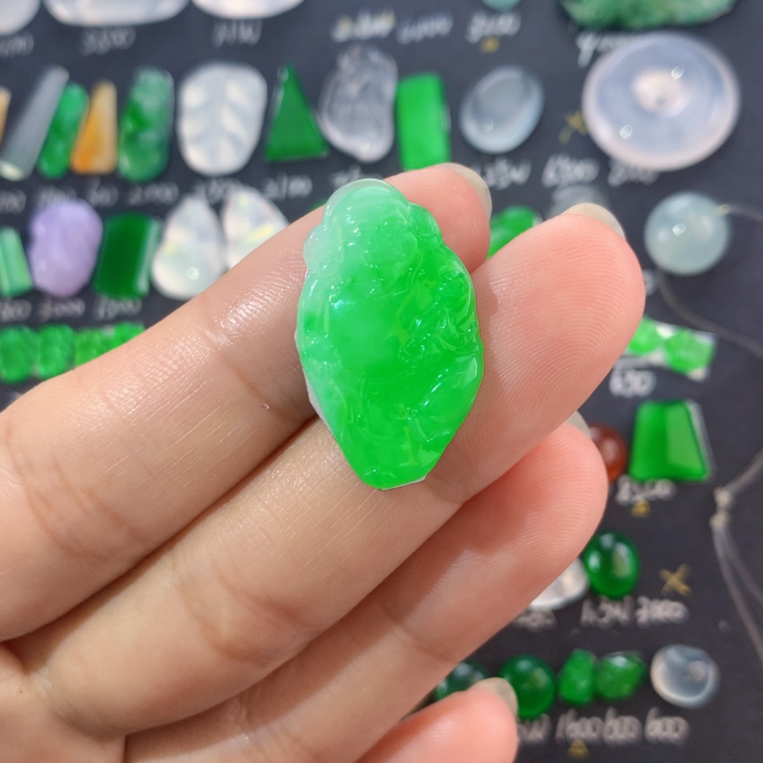 翡翠未镶嵌颈饰财神