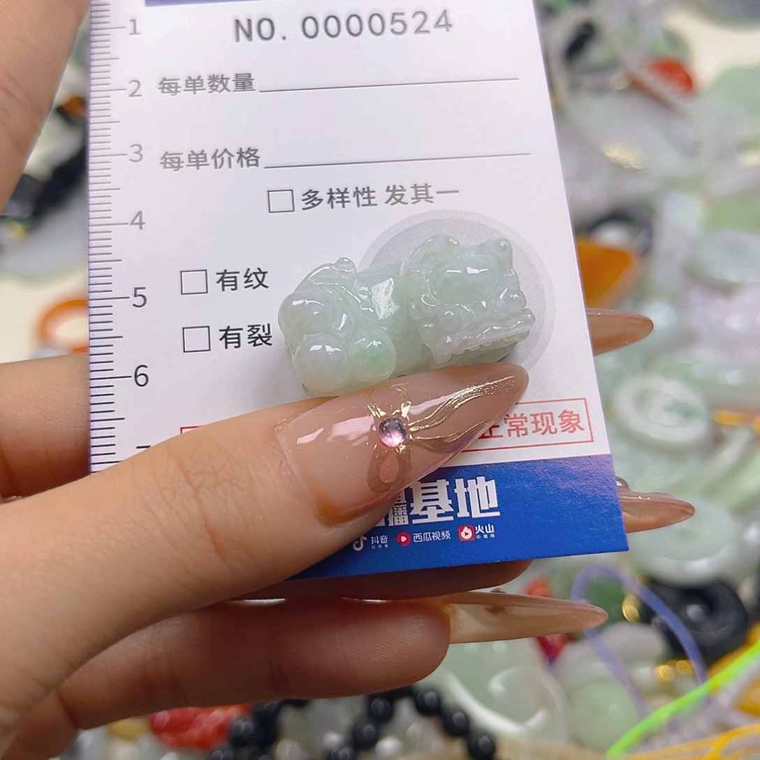 翡翠未镶嵌颈饰hhh