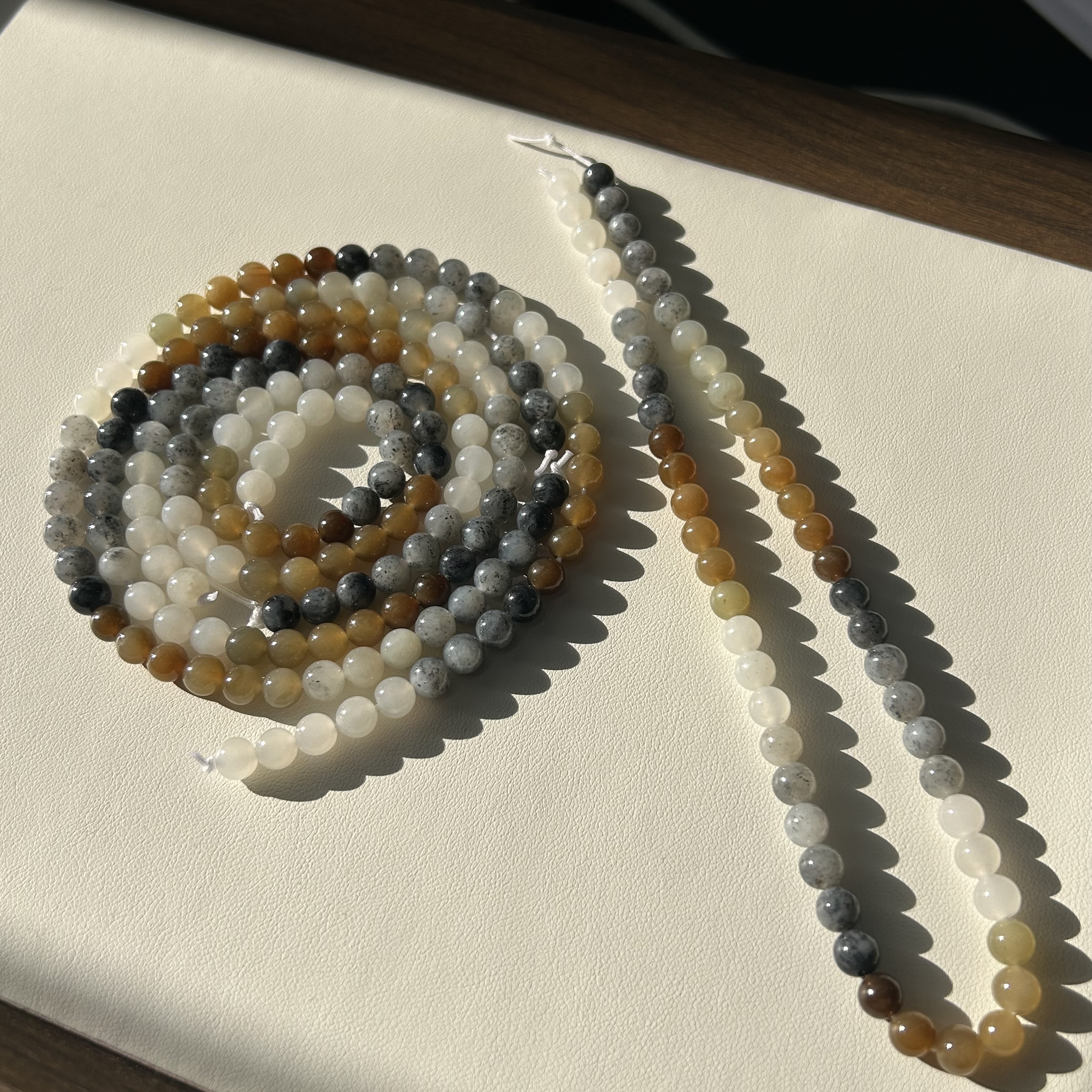 卡6MM左右渐变和田玉一条54颗（多样性发一）