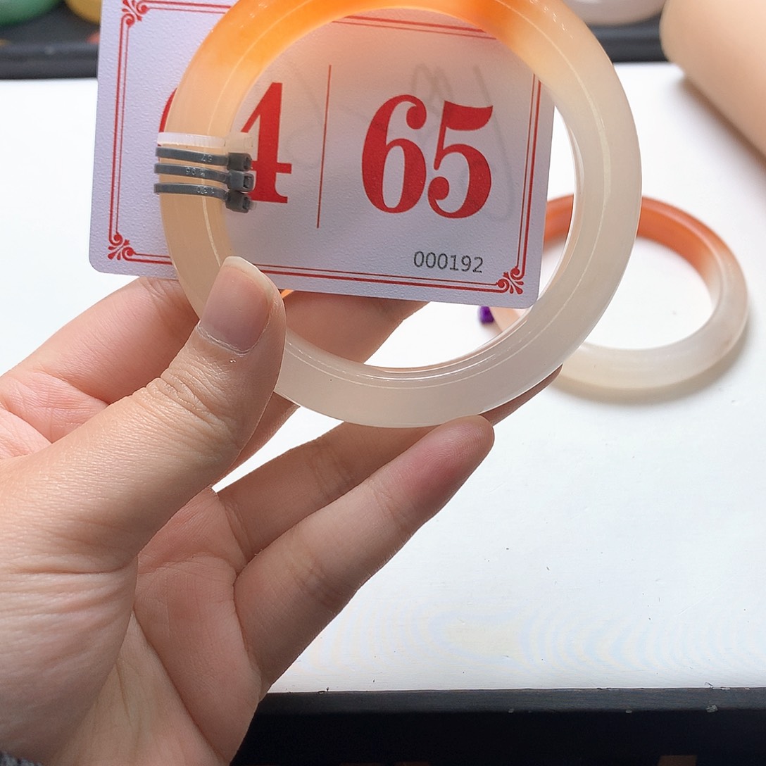 未镶嵌石英质玉（黄龙玉）手镯