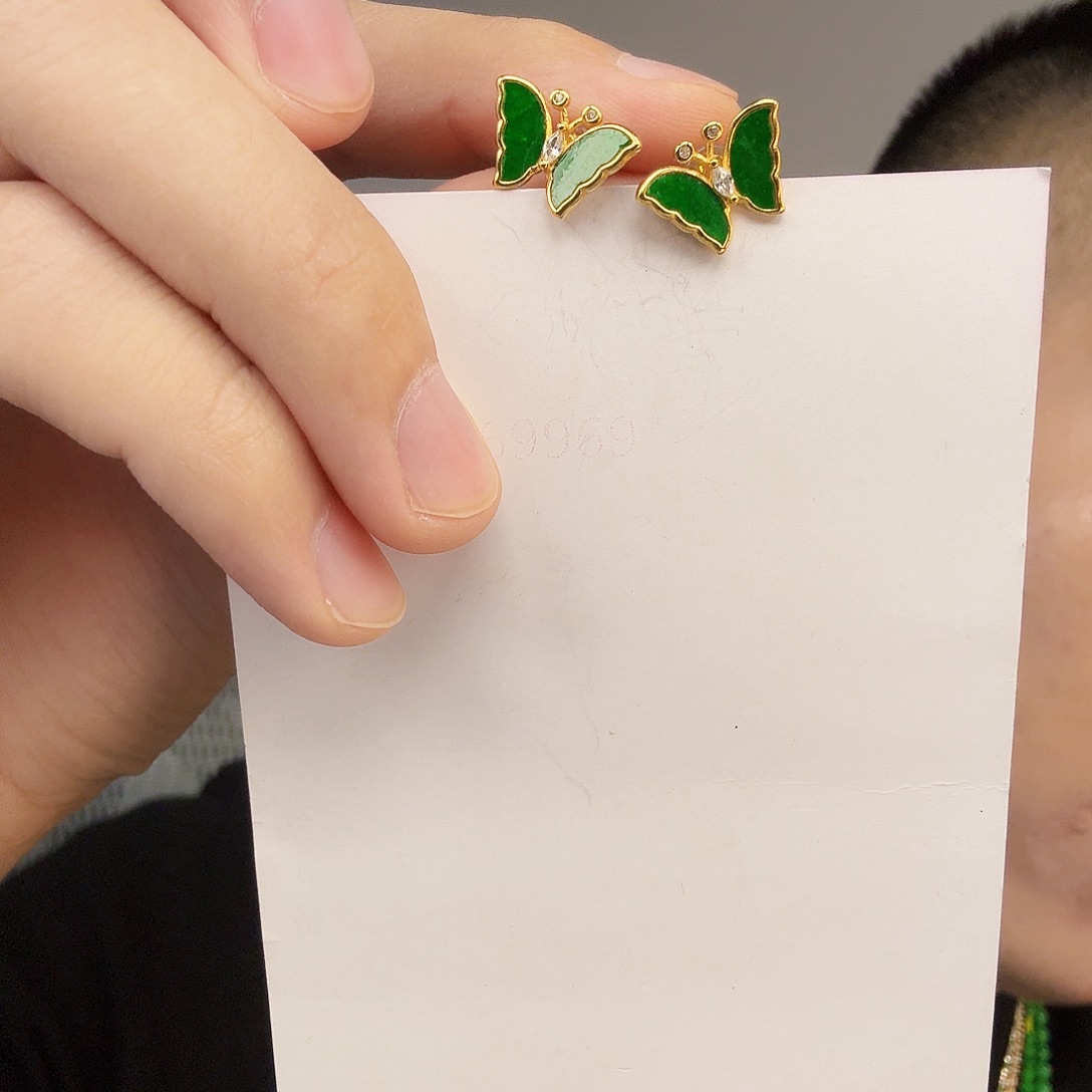 翡翠未镶嵌颈饰一件