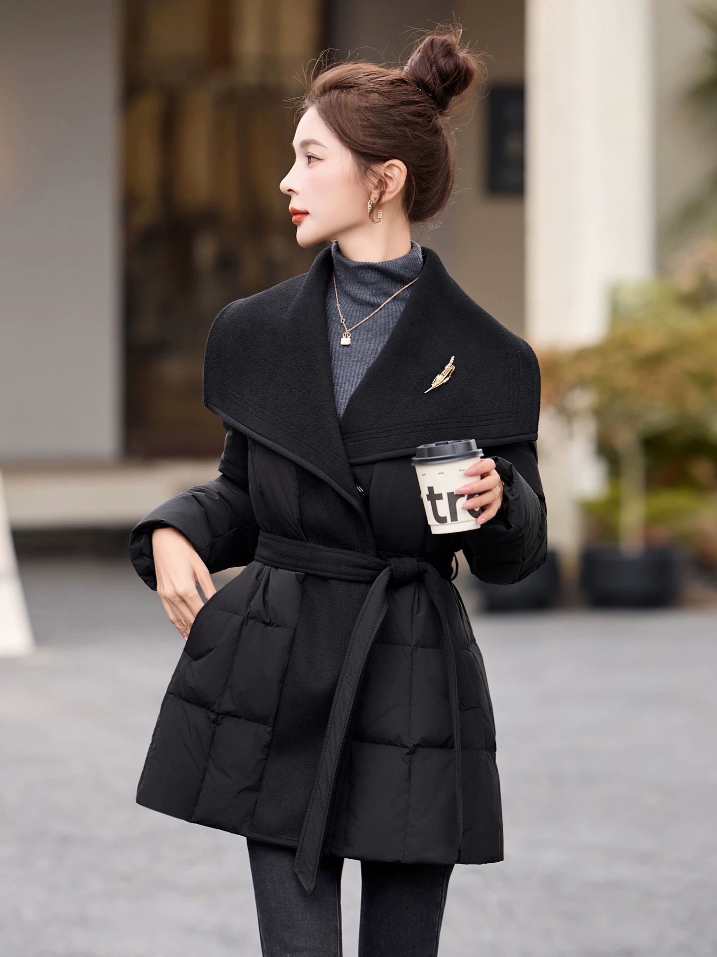 高端气质黑色羽绒服女中长款2025冬季新款羊毛呢拼接保暖系带外套