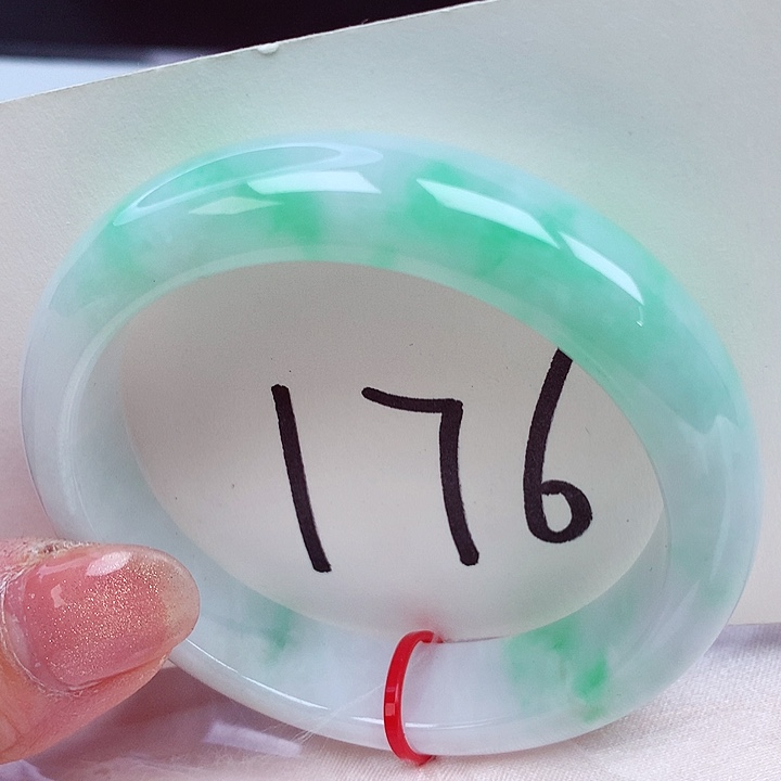 翡翠手镯未镶嵌翡翠