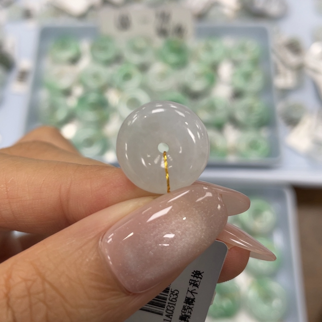 翡翠未镶嵌颈饰平安扣