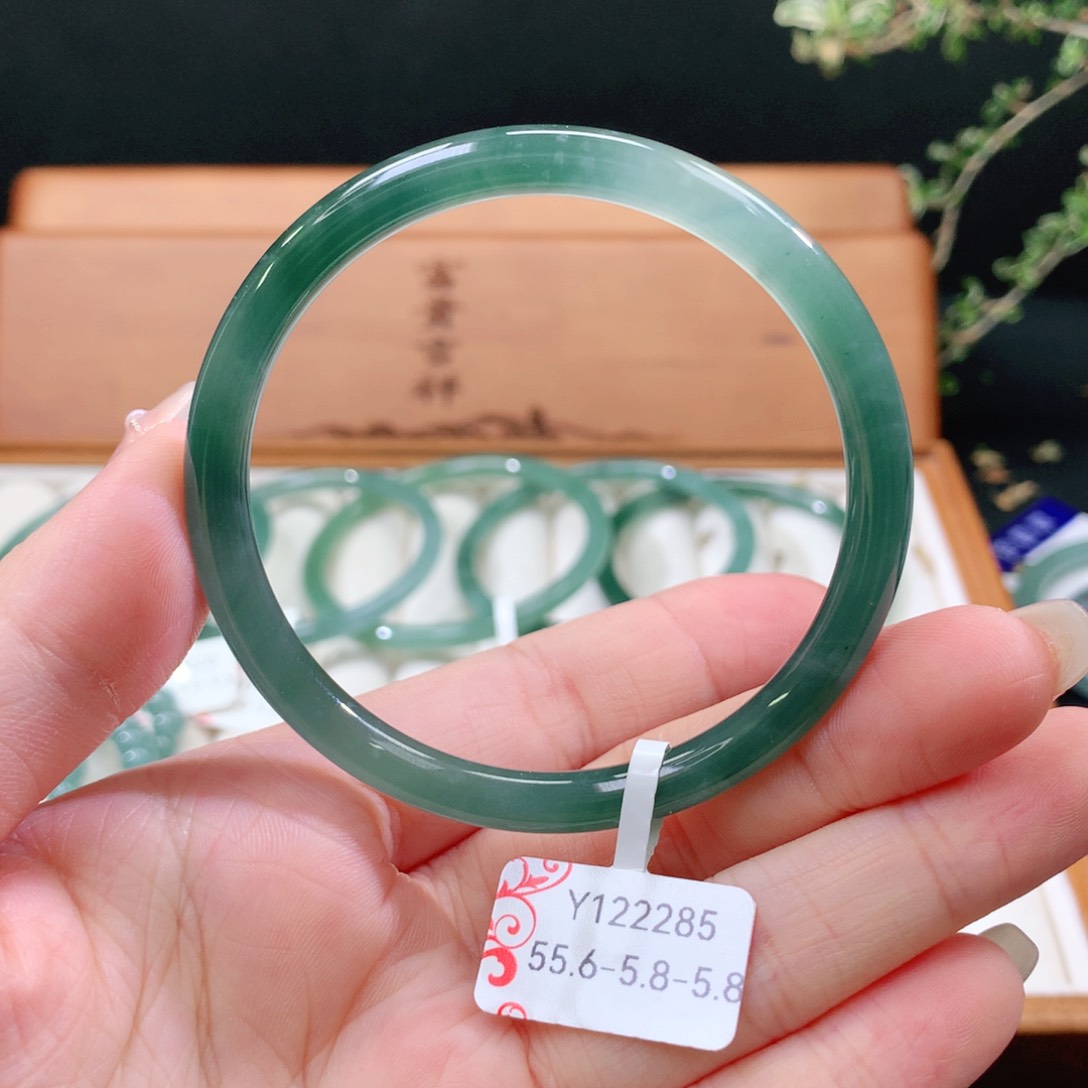 翡翠手镯未镶嵌天然