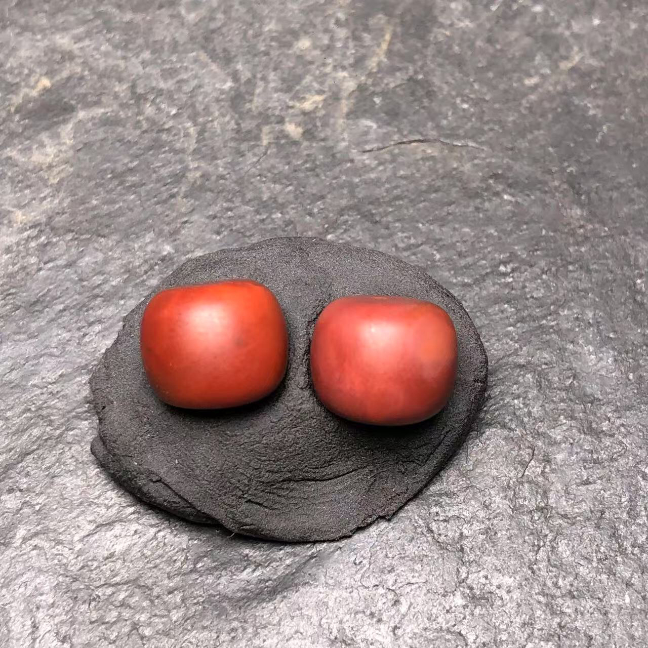 川料南红玛瑙手工打磨老型对珠高8.4直径10毫米，无裂