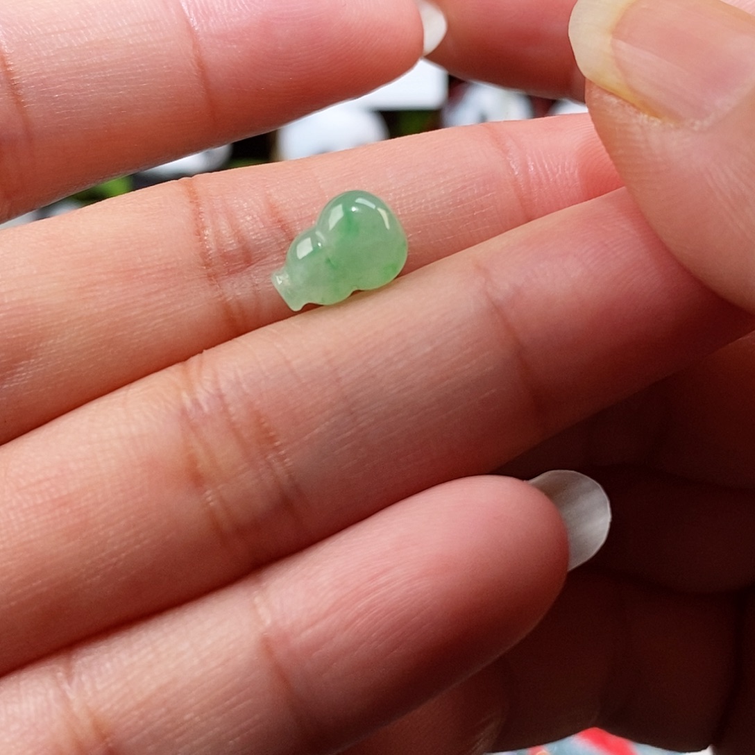 翡翠未镶嵌颈饰甜绿葫芦通孔