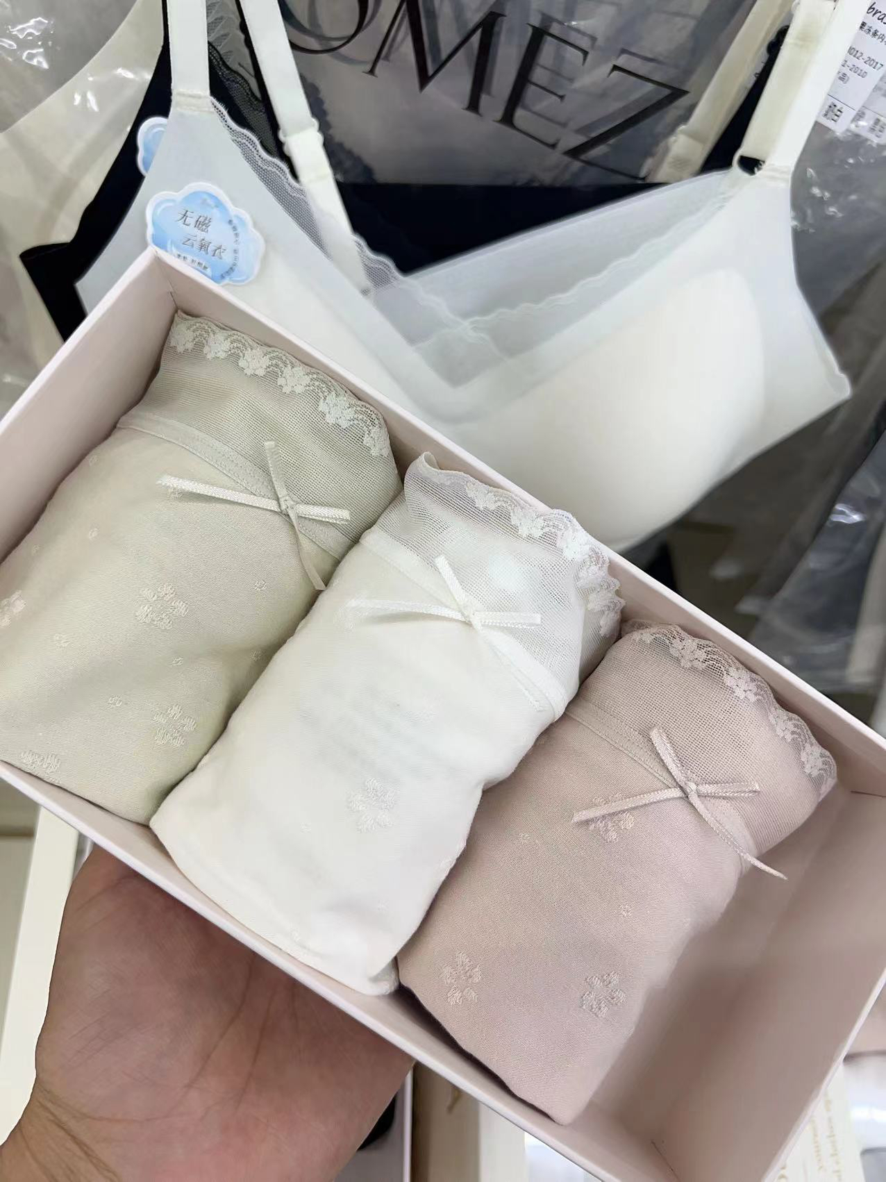 女士中腰蕾丝含棉裆绣花小花朵包臀三角内裤舒适透气