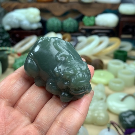 和田玉手把件未镶嵌