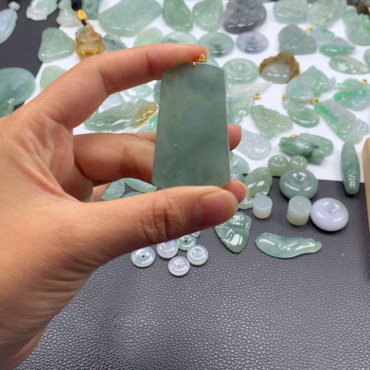 翡翠颈饰未镶嵌无事牌