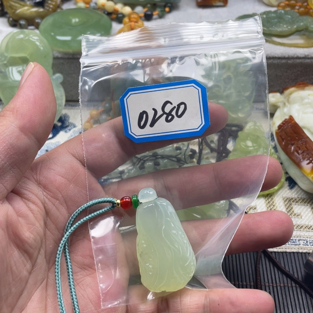 蛇纹石玉颈饰未镶嵌吊坠