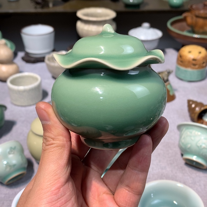 龙泉青瓷手工制作荷叶罐