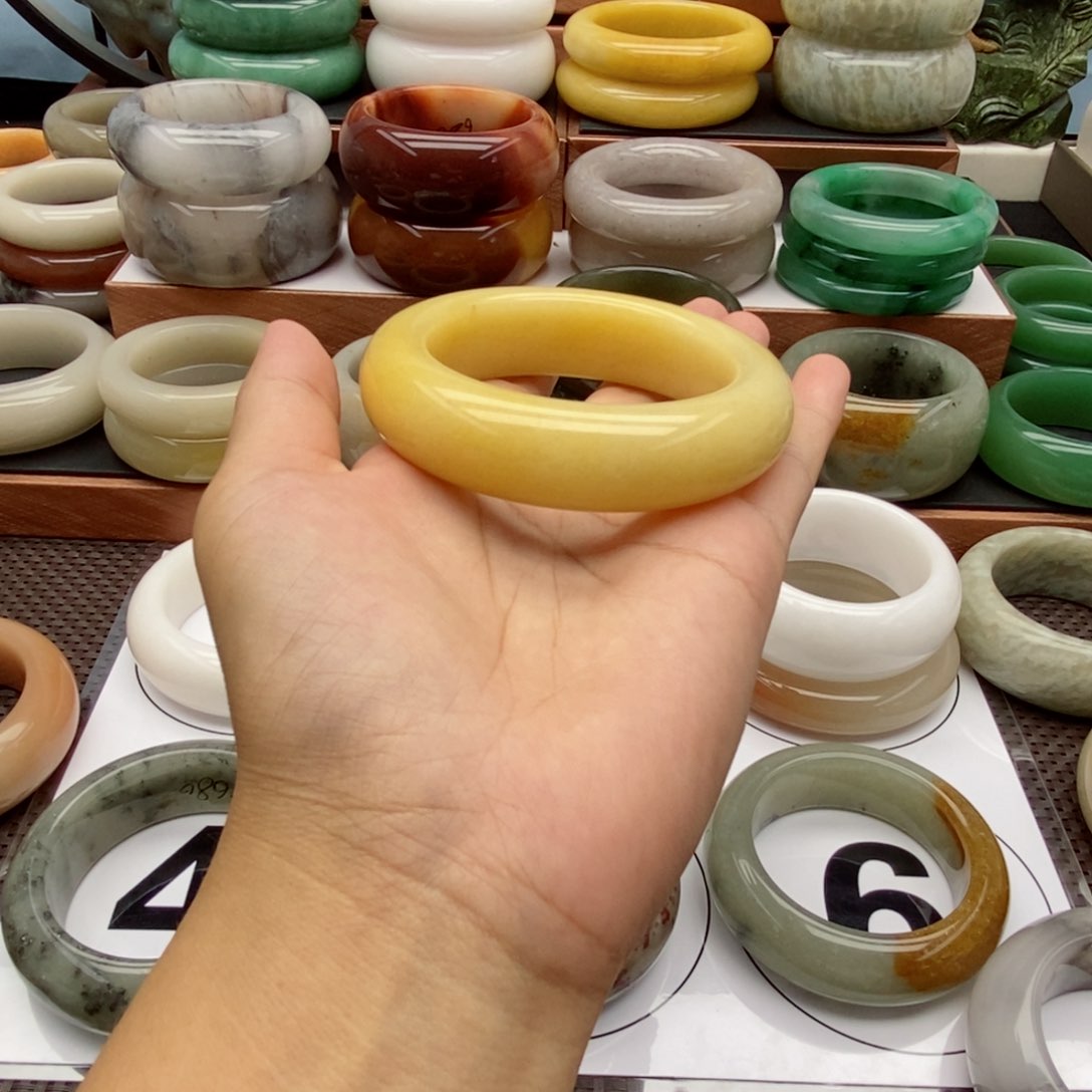 石英质玉（佘太翠）手镯未镶嵌如**?