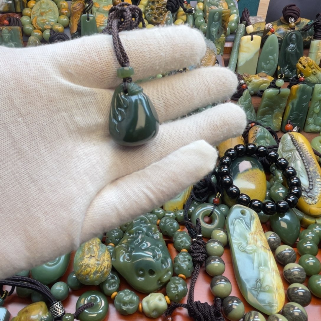 岫岩老玉（透闪石质玉）未镶嵌颈饰