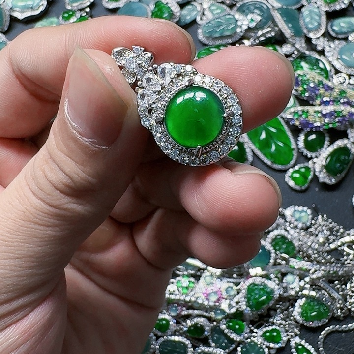 翡翠颈饰未镶嵌天然A货翡翠放漏