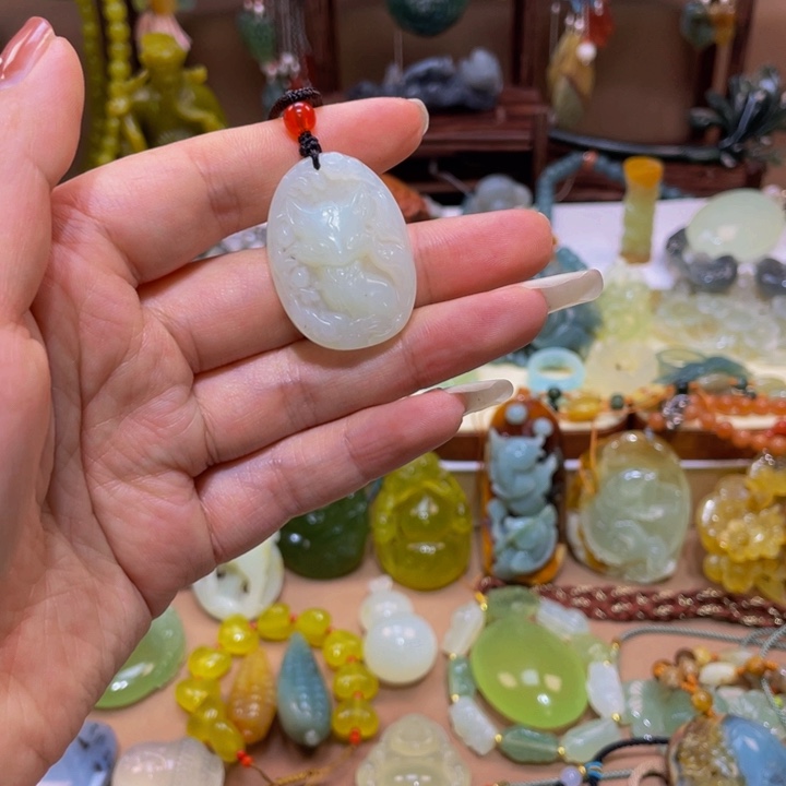 蛇纹石玉颈饰未镶嵌