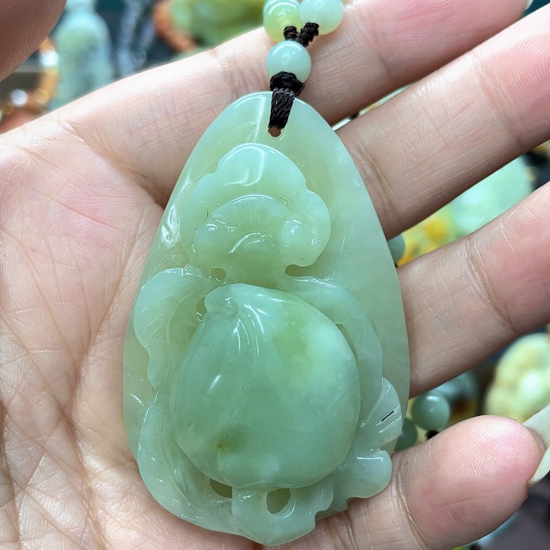 蛇纹石玉颈饰未镶嵌