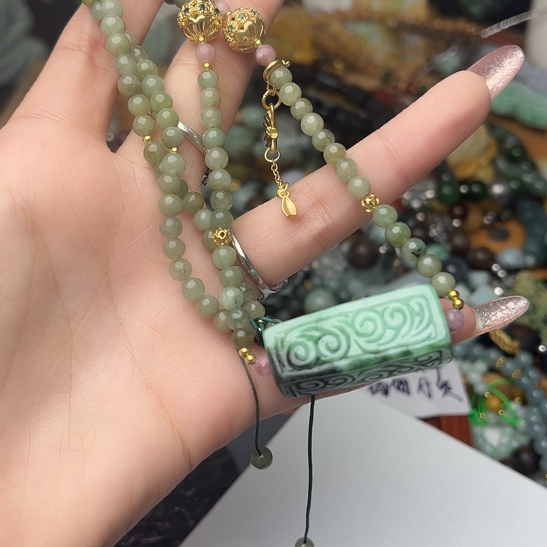 翡翠吊坠(赠链)未镶嵌吊坠