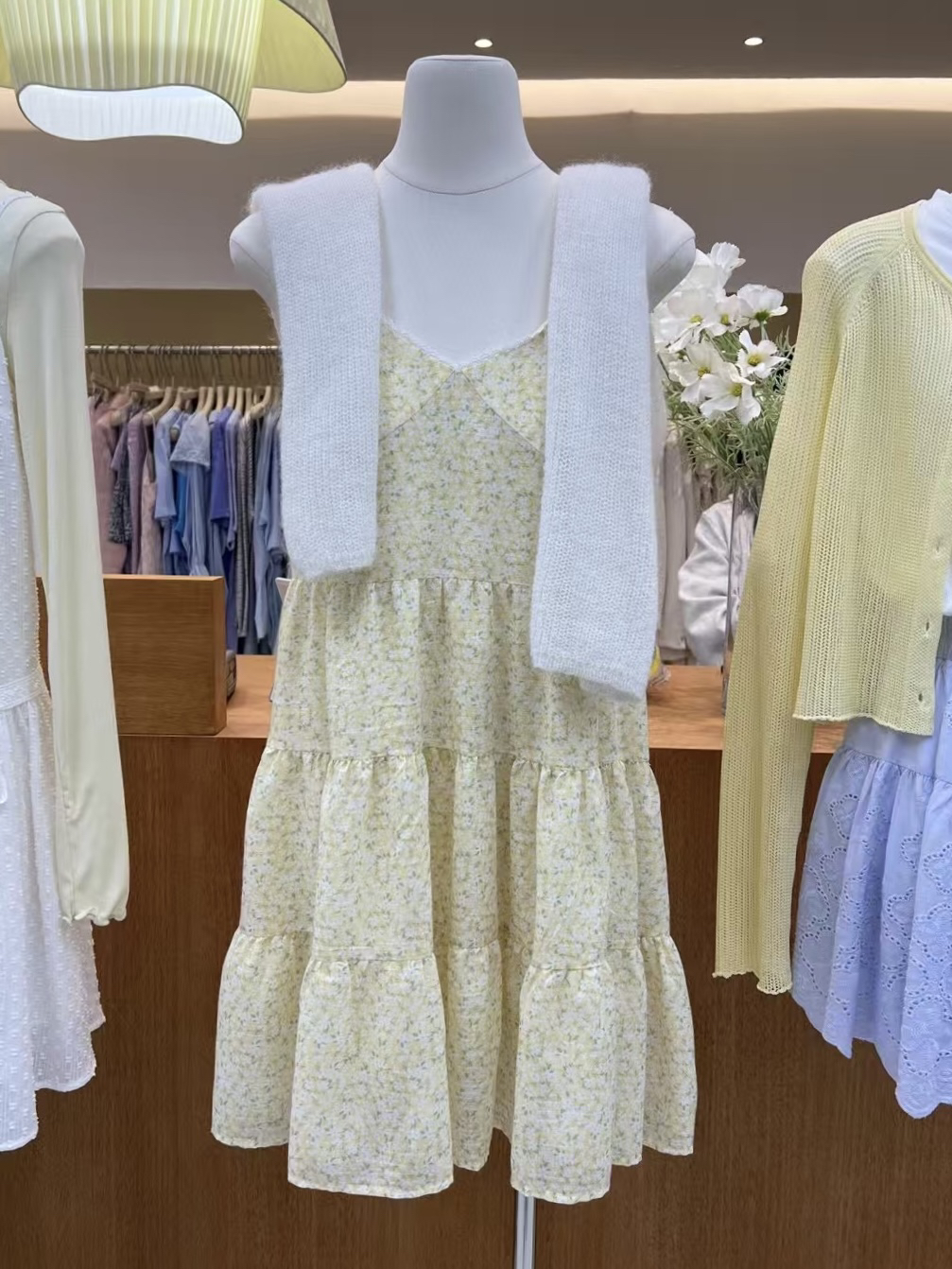 裙子 · 温柔碎花吊带连衣裙