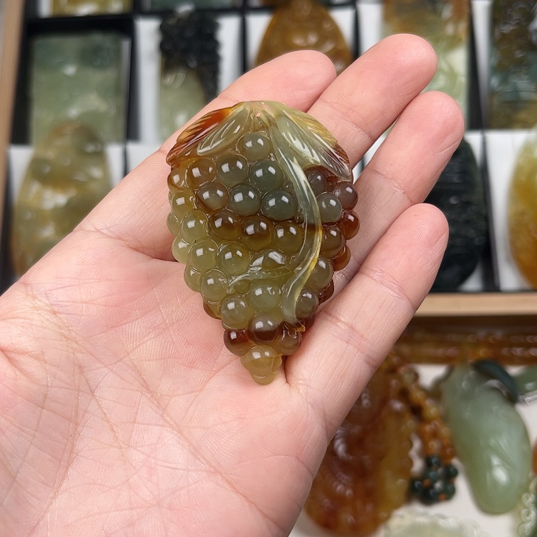 蛇纹石玉颈饰未镶嵌泉*