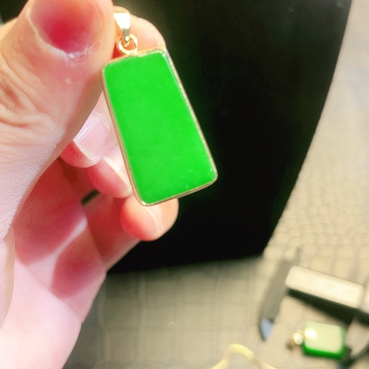 颈饰18K金镶嵌翡翠