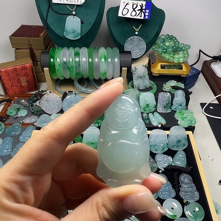 翡翠未镶嵌颈饰佛公