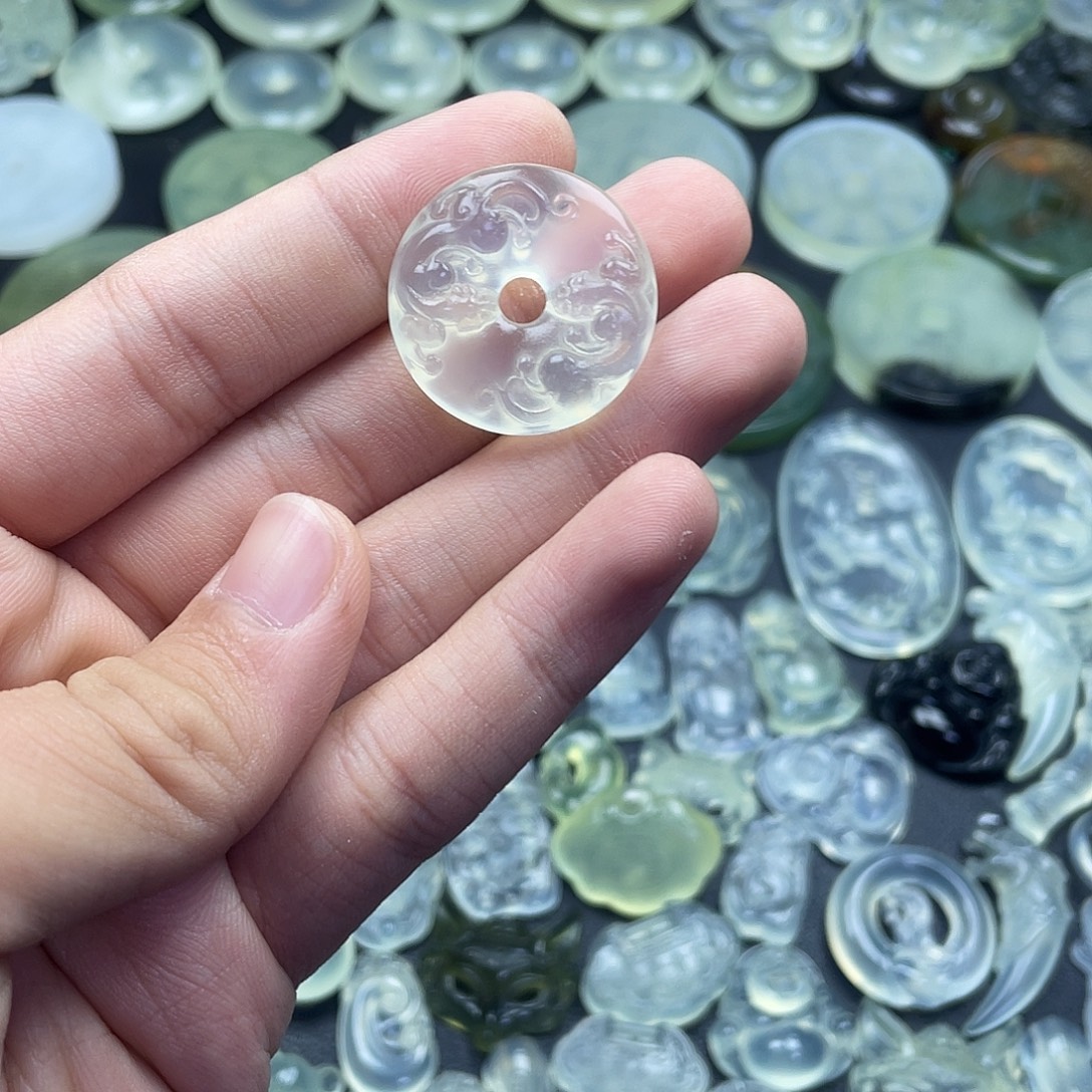 岫玉未镶嵌颈饰貔貅扣