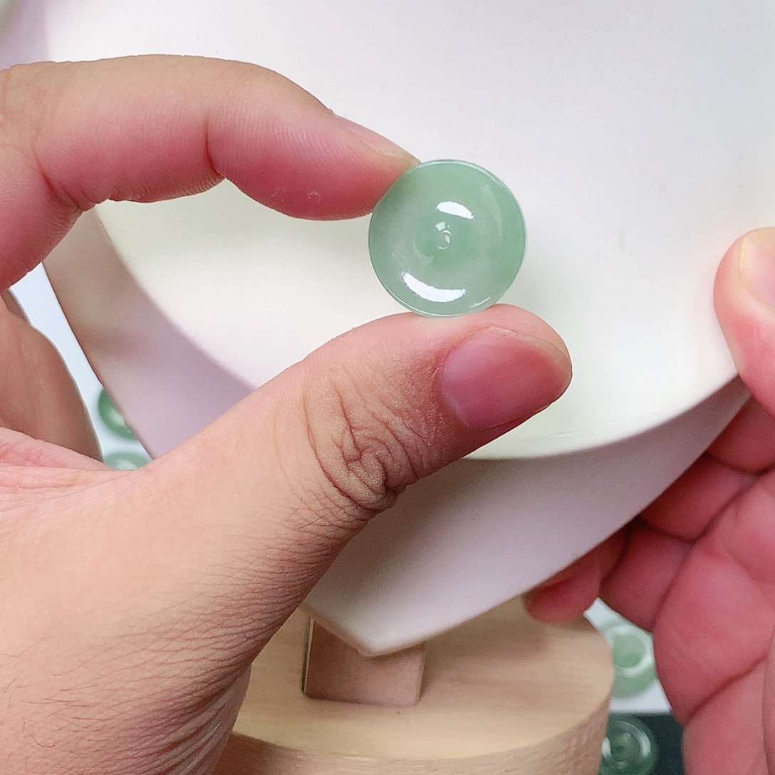 翡翠未镶嵌颈饰缅甸