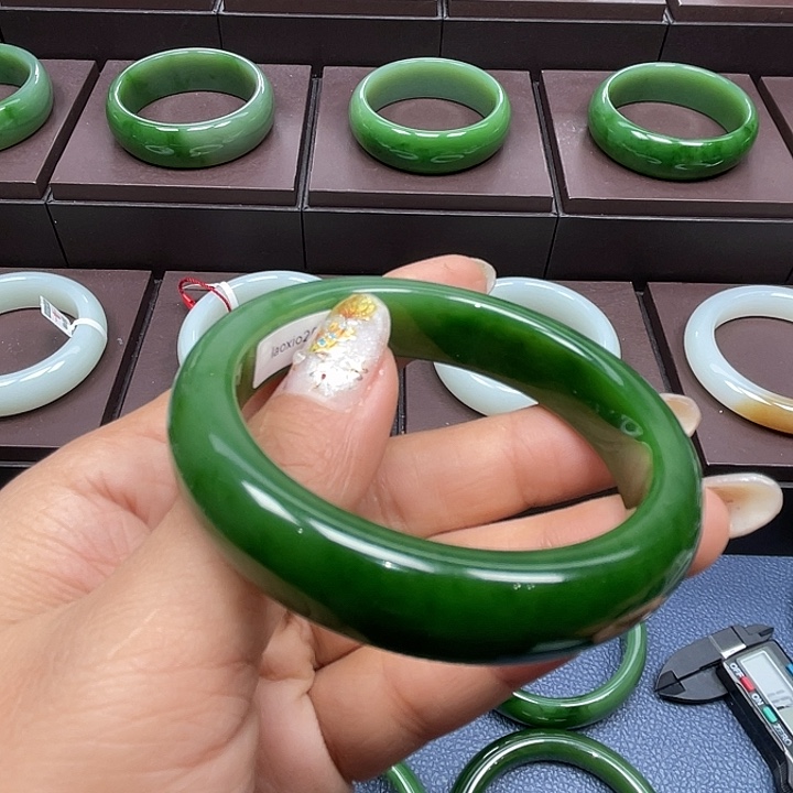 和田玉（碧玉）未镶嵌手镯