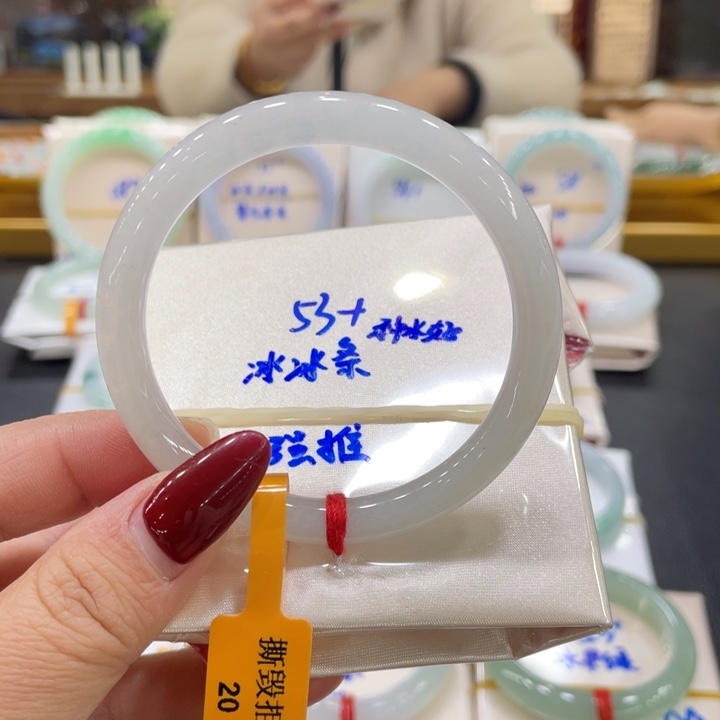 翡翠手镯未镶嵌翡翠