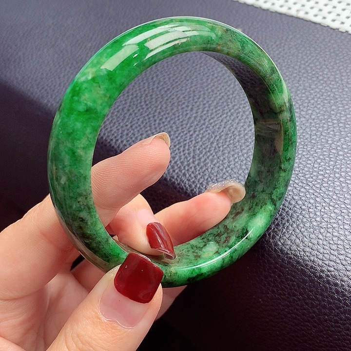 翡翠手镯未镶嵌翡翠