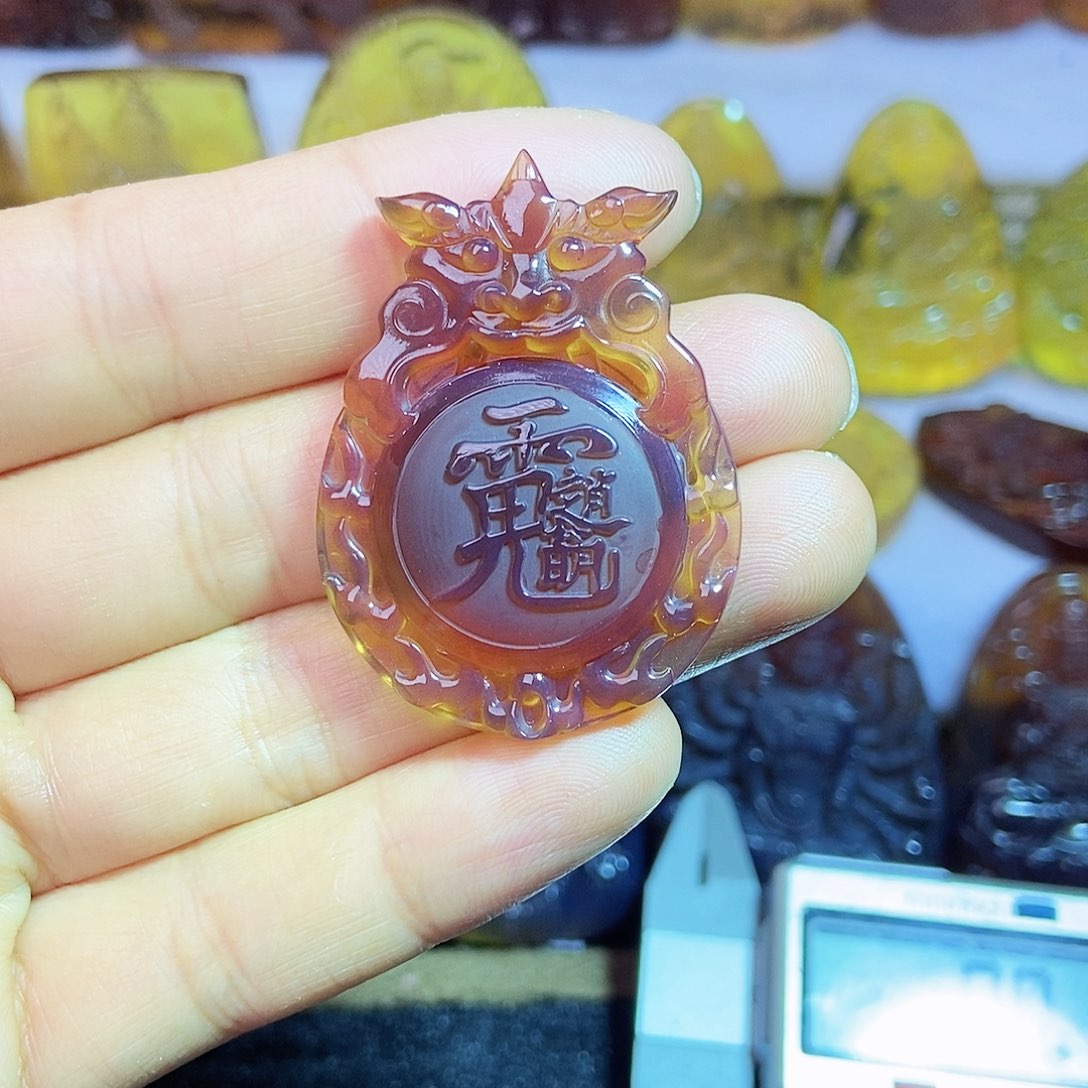 琥珀颈饰未镶嵌太极八卦