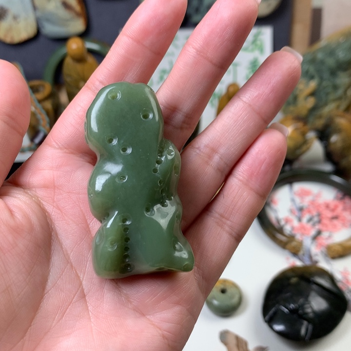 透闪石质玉挂件未镶嵌
