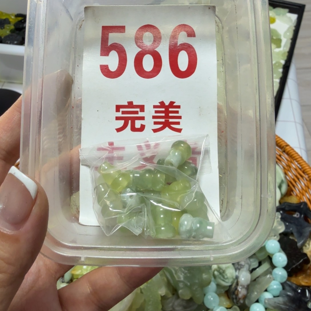 透闪石-蛇纹石玉吊坠未镶嵌