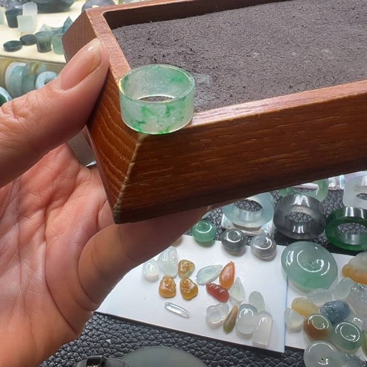 h***h定制翡翠未镶嵌有纹裂