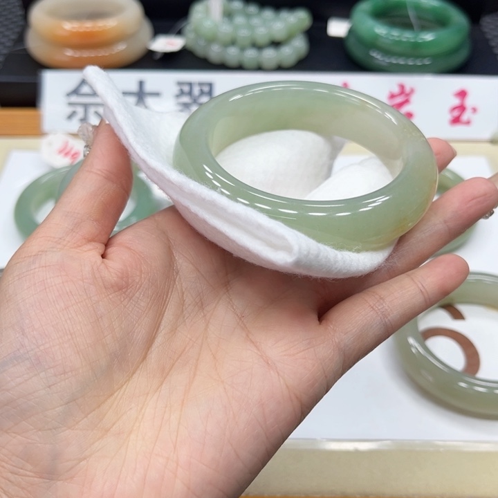 石英质玉手镯合金兔**?