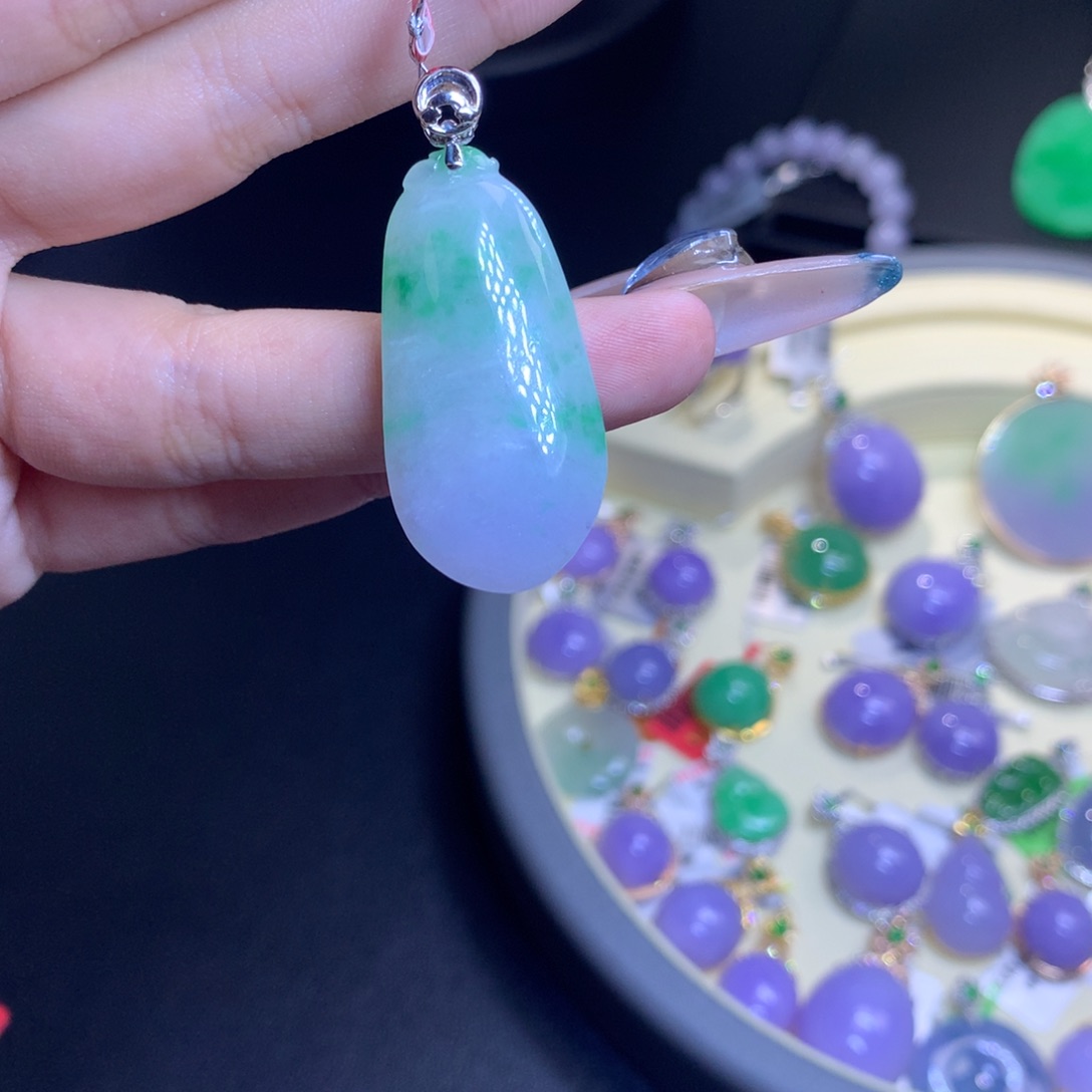 颈饰18K金镶嵌翡翠天然