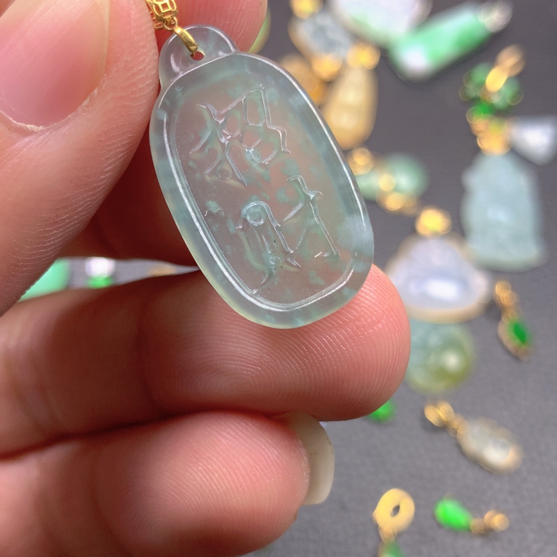 【闪购商品】颈饰18K金镶嵌翡翠