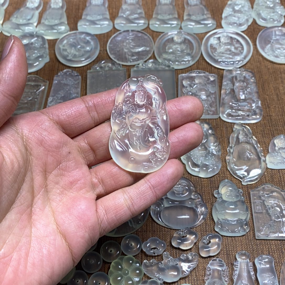 岫玉吊坠(不含链)未镶嵌狼**里