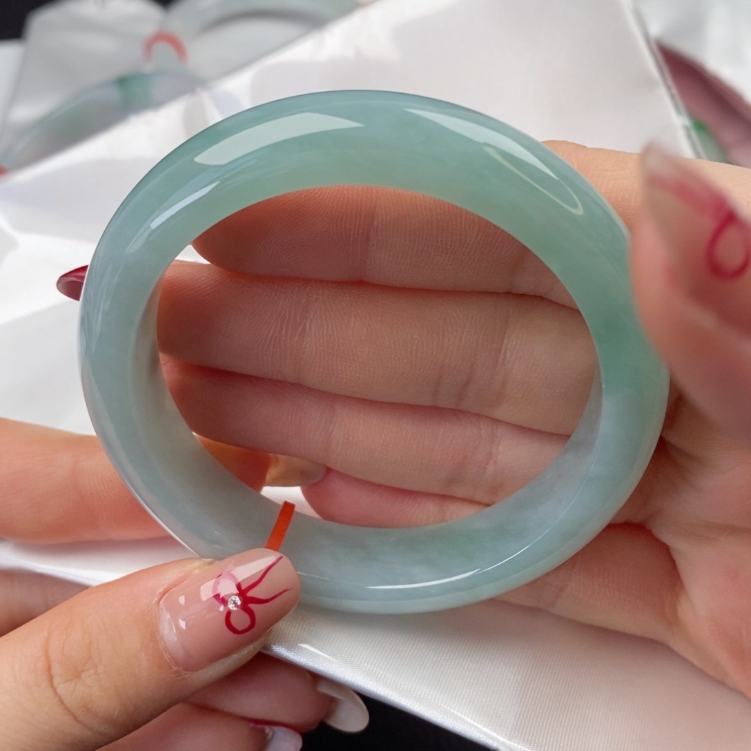 翡翠手镯未镶嵌56圈口