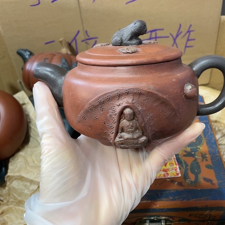 紫砂茶壶原矿泥料，手工制作的一把紫砂壶。