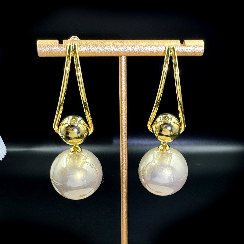 铜合金耳饰 秋冬新款珍珠耳环女气质长款耳坠高级感小众优雅耳饰