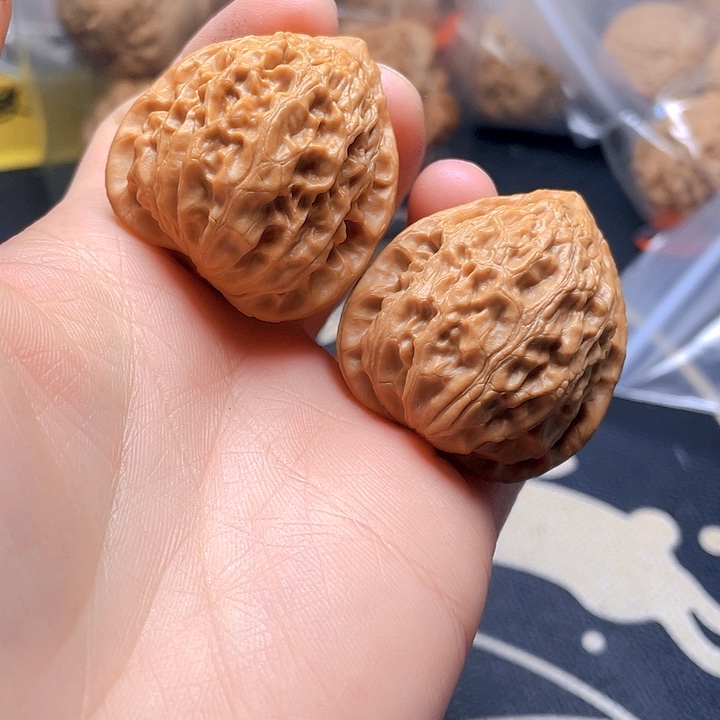 文玩核桃吊坠金牛一对