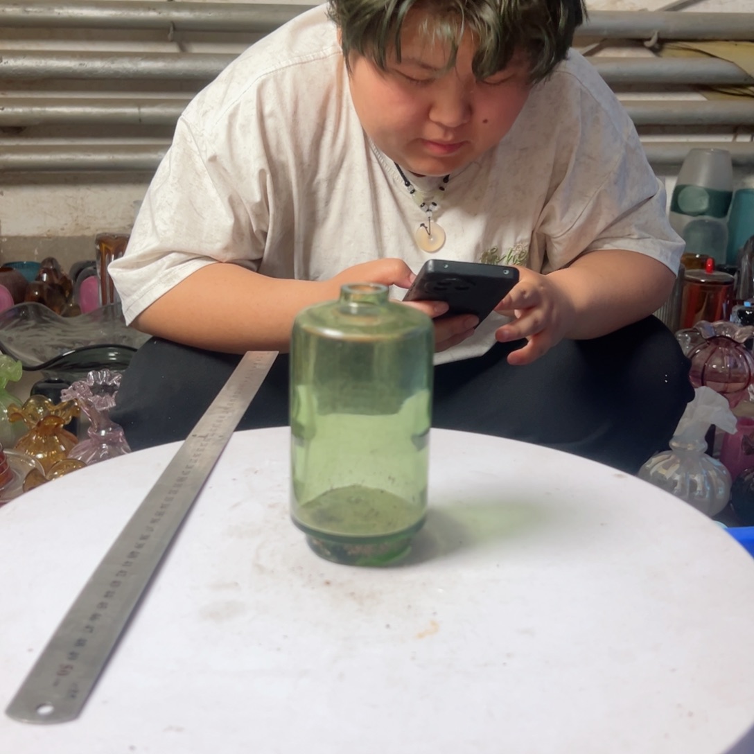 绿色高脚琉璃花器摆件高度15微瑕