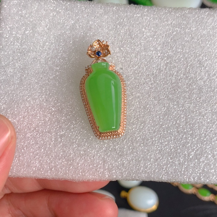 和田玉（碧玉）苹果绿宝瓶吊坠18K金镶嵌真***以
