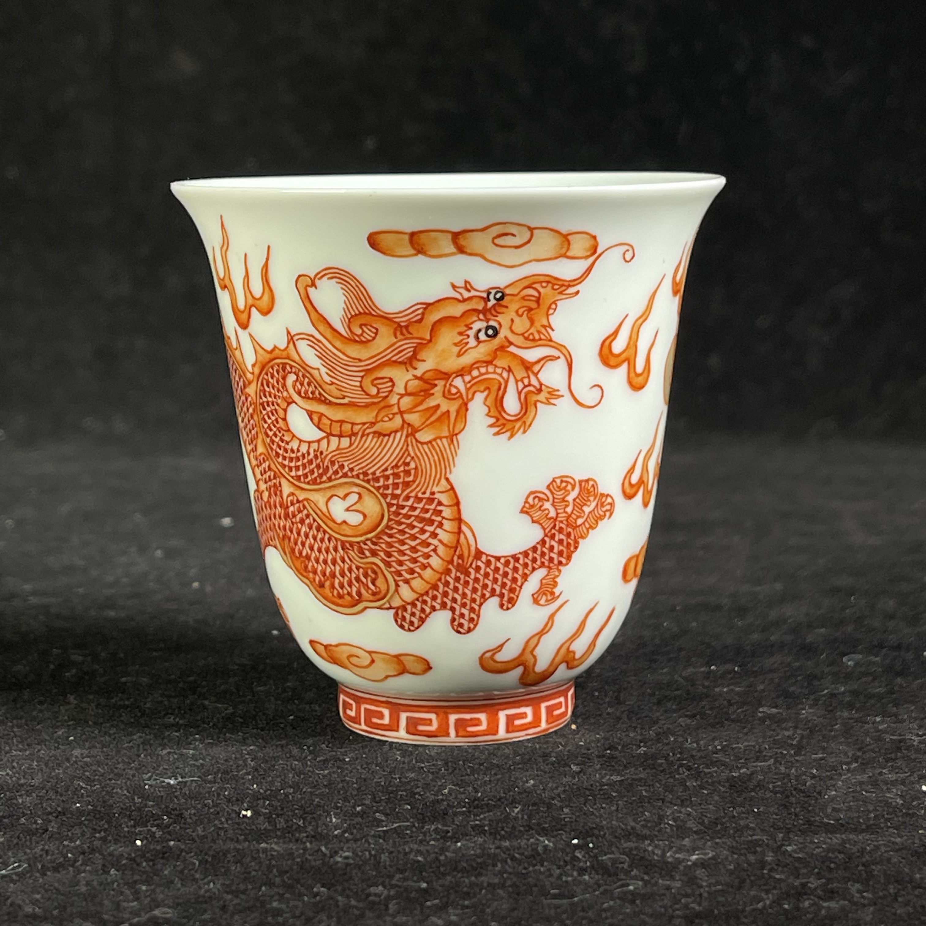 M矾红彩龙戏珠纹杯