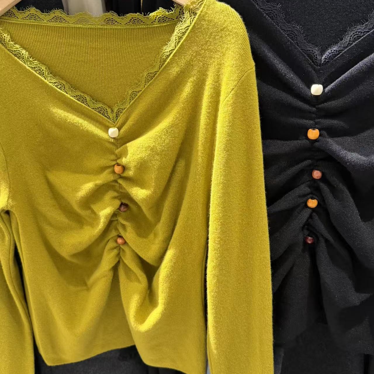 蕾丝V领彩珠针织上衣