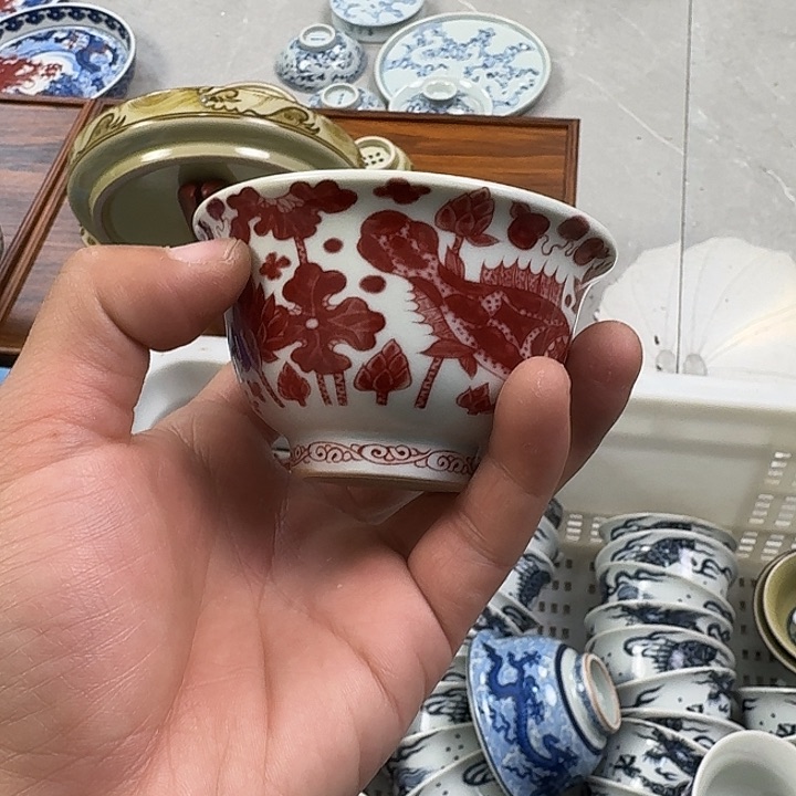 瓷片釉里红鱼藻纹中号压手杯