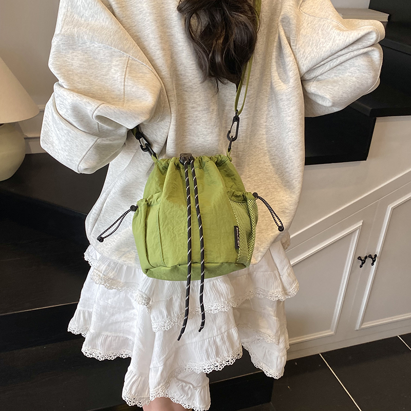 尼龙布水桶包女2025新款轻便斜挎小包户外登山休闲运动手机包